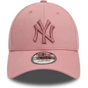 rozowa-regulowana-czapka-z-zakrzywionym-daszkiem-z-rozowym-logo-9forty-league-essential-new-york-yankees-mlb-marki-new-era