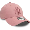 rozowa-regulowana-czapka-z-zakrzywionym-daszkiem-z-rozowym-logo-9forty-league-essential-new-york-yankees-mlb-marki-new-era