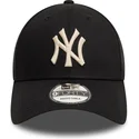 casquette-courbee-noire-ajustable-avec-logo-beige-9forty-league-essential-new-york-yankees-mlb-new-era