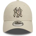 bezowa-regulowana-czapka-z-zakrzywionym-daszkiem-z-czarnym-logo-9forty-team-outline-new-york-yankees-mlb-new-era