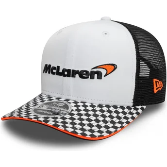 Czapka trucker płaska biała i czarna snapback 9FIFTY z daszkiem w kratę McLaren Racing Formula 1 od New Era