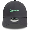 grau-gebogener-verstellbarer-hut-mit-grunem-logo-9forty-side-print-von-vespa-piaggio-von-new-era