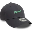 grau-gebogener-verstellbarer-hut-mit-grunem-logo-9forty-side-print-von-vespa-piaggio-von-new-era