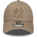 ljusbrun-bojd-justerbar-keps-med-brunt-logo-9forty-league-essential-fran-new-york-yankees-mlb-av-new-era