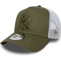 zielono-biala-czapka-truckerka-z-zielonym-logo-a-frame-league-essential-new-york-yankees-mlb-od-new-era