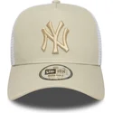 beige-weisse-trucker-cap-mit-beigem-logo-a-frame-league-essential-der-new-york-yankees-mlb-von-new-era