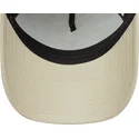 beige-weisse-trucker-kappe-mit-beigem-logo-a-frame-league-essential-der-new-york-yankees-mlb-von-new-era