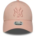 rozowa-regulowana-czapka-z-zakrzywionym-daszkiem-dla-kobiet-z-rozowym-logo-9forty-league-essential-new-york-yankees-mlb-od-new-e