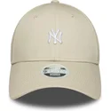 bezowa-zakrzywiona-czapka-regulowana-dla-kobiet-9forty-mini-logo-new-york-yankees-mlb-od-new-era