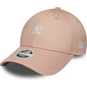 rozowa-zakrzywiona-czapka-z-daszkiem-regulowana-dla-kobiet-9forty-mini-logo-new-york-yankees-mlb-od-new-era