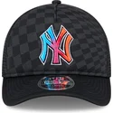 casquette-trucker-noire-9forty-m-crown-a-frame-gradient-raceway-new-york-yankees-mlb-new-era