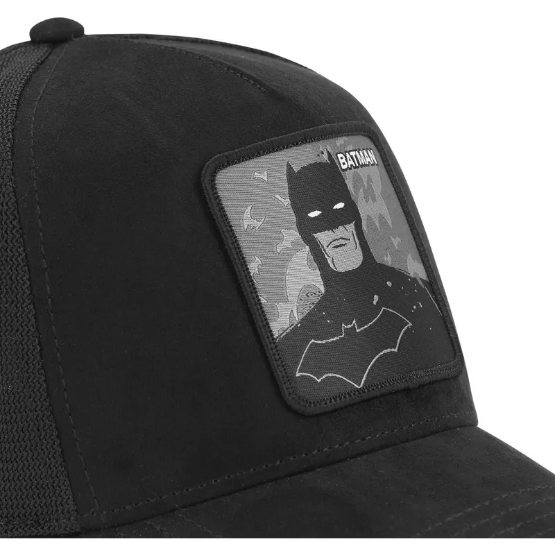 schwarze-trucker-kappe-batman-dc8-dar-dc-comics-von-capslab