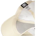 capslab-looney-tunes-daffy-duck-loo11-daf2-snapback-beige-und-weisse-kappe-mit-gebogenem-schirm