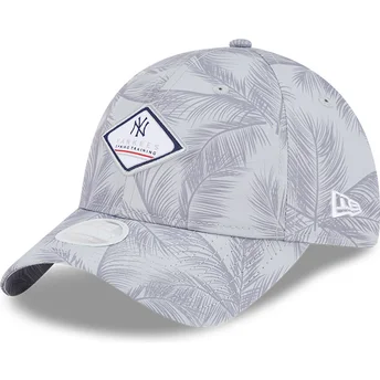 Graue verstellbare Curved Cap für Damen 9TWENTY Leaf Open Back Spring Training Fan Pack 2025 der New York Yankees MLB von New Era