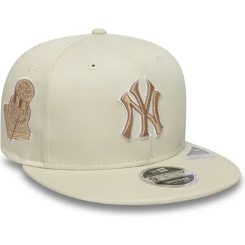 Beige platt snapback-keps med beige logo 9FIFTY Original Fit World Series New York Yankees MLB från New Era