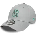 gorra-curva-gris-ajustable-con-logo-gris-9forty-team-outline-de-new-york-yankees-mlb-de-new-era