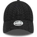 justerbar-svart-bojd-keps-for-kvinnor-med-svart-logotyp-9twenty-broderi-av-new-york-yankees-mlb-fran-new-era