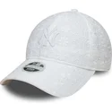 vit-justerbar-bojd-keps-for-kvinnor-med-vitt-9twenty-new-york-yankees-mlb-broderi-fran-new-era