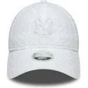 vit-justerbar-bojd-keps-for-kvinnor-med-vitt-9twenty-new-york-yankees-mlb-broderi-fran-new-era