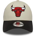 bezowo-czarna-regulowana-czapka-z-zakrzywionym-daszkiem-9forty-contrast-patch-chicago-bulls-nba-new-era
