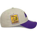 beige-och-violett-justerbar-9forty-contrast-patch-keps-med-bojd-skarm-los-angeles-lakers-nba-fran-new-era