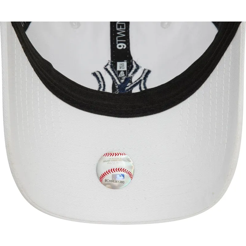 vit-justerbar-kurvad-keps-med-bla-logotyp-9twenty-core-classic-fran-new-york-yankees-mlb-av-new-era