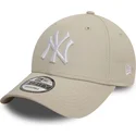 bojd-beige-justerbar-keps-med-vit-logotyp-9forty-league-essential-fran-new-york-yankees-mlb-av-new-era
