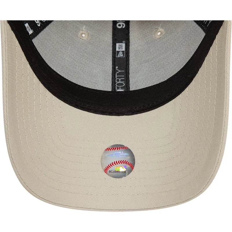 bezowa-regulowana-czapka-z-zakrzywionym-daszkiem-z-bialym-logo-9forty-league-essential-new-york-yankees-mlb-new-era
