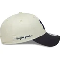 justerbar-beige-och-marinbla-9forty-side-script-new-york-yankees-mlb-keps-fran-new-era