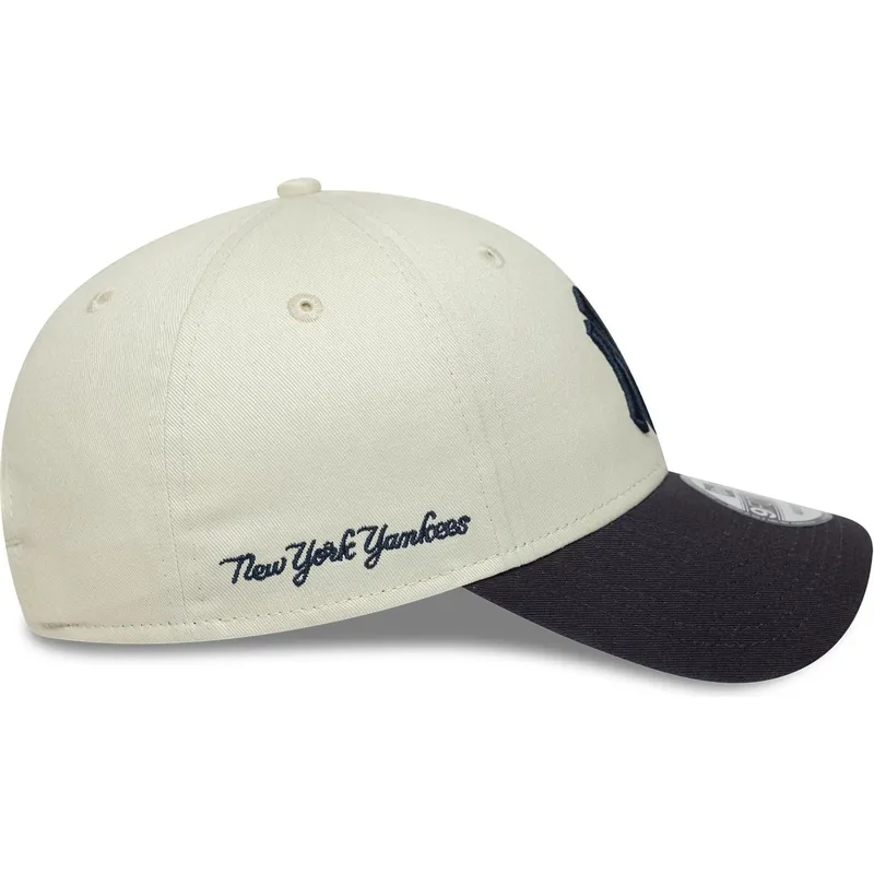 verstellbare-beige-und-marineblaue-9forty-side-script-kappe-der-new-york-yankees-mlb-von-new-era