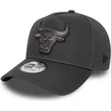 gra-bojd-snapback-keps-med-gra-logotyp-e-frame-tonal-outline-av-chicago-bulls-nba-fran-new-era