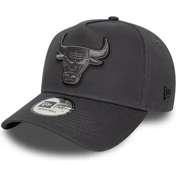 Graue Snapback-Kappe mit gebogenem Schirm und grauem Logo E Frame Tonal Outline der Chicago Bulls NBA von New Era