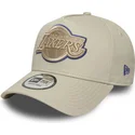beige-bojd-snapback-keps-med-beige-e-frame-tonal-outline-logotyp-av-los-angeles-lakers-nba-fran-new-era