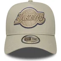 beige-bojd-snapback-keps-med-beige-e-frame-tonal-outline-logotyp-av-los-angeles-lakers-nba-fran-new-era