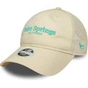 bezowa-regulowana-damska-czapka-trucker-9twenty-city-z-palm-springs-miasta-i-plaze-od-new-era