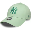 casquette-courbee-verte-ajustable-pour-femme-avec-logo-vert-9forty-metallic-logo-new-york-yankees-mlb-new-era