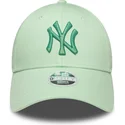 casquette-courbee-verte-ajustable-pour-femme-avec-logo-vert-9forty-metallic-logo-new-york-yankees-mlb-new-era
