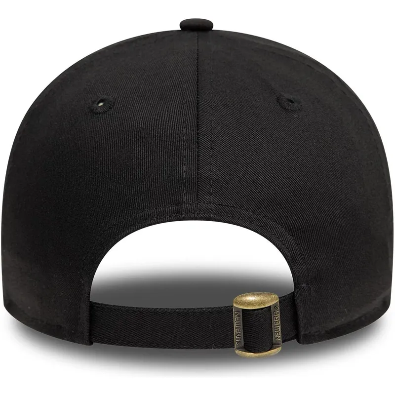 svart-justerbar-bojd-keps-9forty-badge-fran-new-era