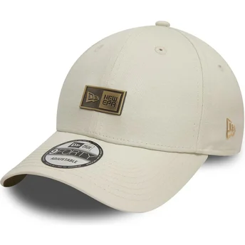 Beige verstellbare Curved Cap 9FORTY Badge von New Era