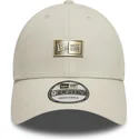 beige-verstellbare-curved-cap-9forty-badge-von-new-era