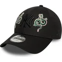 svart-justerbar-bojd-keps-med-svart-logo-9forty-icon-dragon-av-new-york-yankees-mlb-fran-new-era