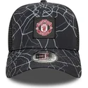 svart-trucker-keps-a-frame-all-over-print-fran-manchester-united-football-club-premier-league-av-new-era
