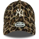 damska-czapka-z-daszkiem-w-panterke-regulowana-9forty-cosy-animal-new-york-yankees-mlb-od-new-era