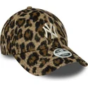 damska-czapka-z-daszkiem-w-panterke-regulowana-9forty-cosy-animal-new-york-yankees-mlb-od-new-era