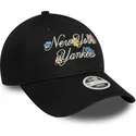 czarna-zakrzywiona-regulowana-czapka-dla-kobiet-9forty-floral-script-new-york-yankees-mlb-od-new-era