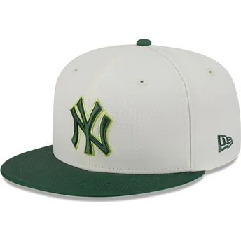 Beige och grön justerbar platt keps 59FIFTY CLR DVLP med New York Yankees MLB från New Era
