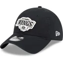 svart-justerbar-kurvad-keps-9twenty-stamp-fran-los-angeles-kings-nhl-av-new-era