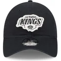 svart-justerbar-kurvad-keps-9twenty-stamp-fran-los-angeles-kings-nhl-av-new-era
