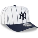 biala-i-granatowa-czapka-z-zakrzywionym-daszkiem-snapback-9fifty-a-frame-satin-pinstripe-new-york-yankees-mlb-od-new-era