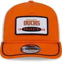 19twenty-snapback-kappe-in-orange-und-weiss-mit-gebogenem-schirm-und-gesticktem-patch-der-anaheim-ducks-nhl-von-new-era